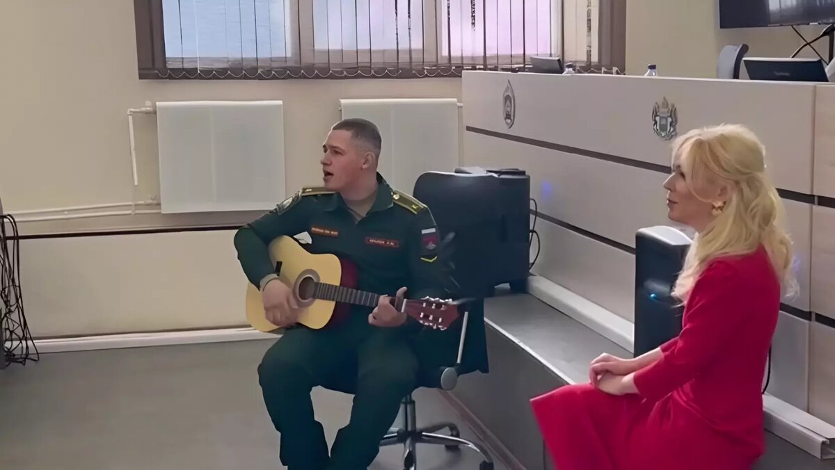     Глава Лиги безопасного интернета Екатерина Мизулина угодила в скандал в Тюмени. Гостья города поздравила курсантов ТВВИКУ с Днем защитника Отечества, а после спела с присутствующими. Один из курсантов исполнил под гитару песню «Вахтерам».