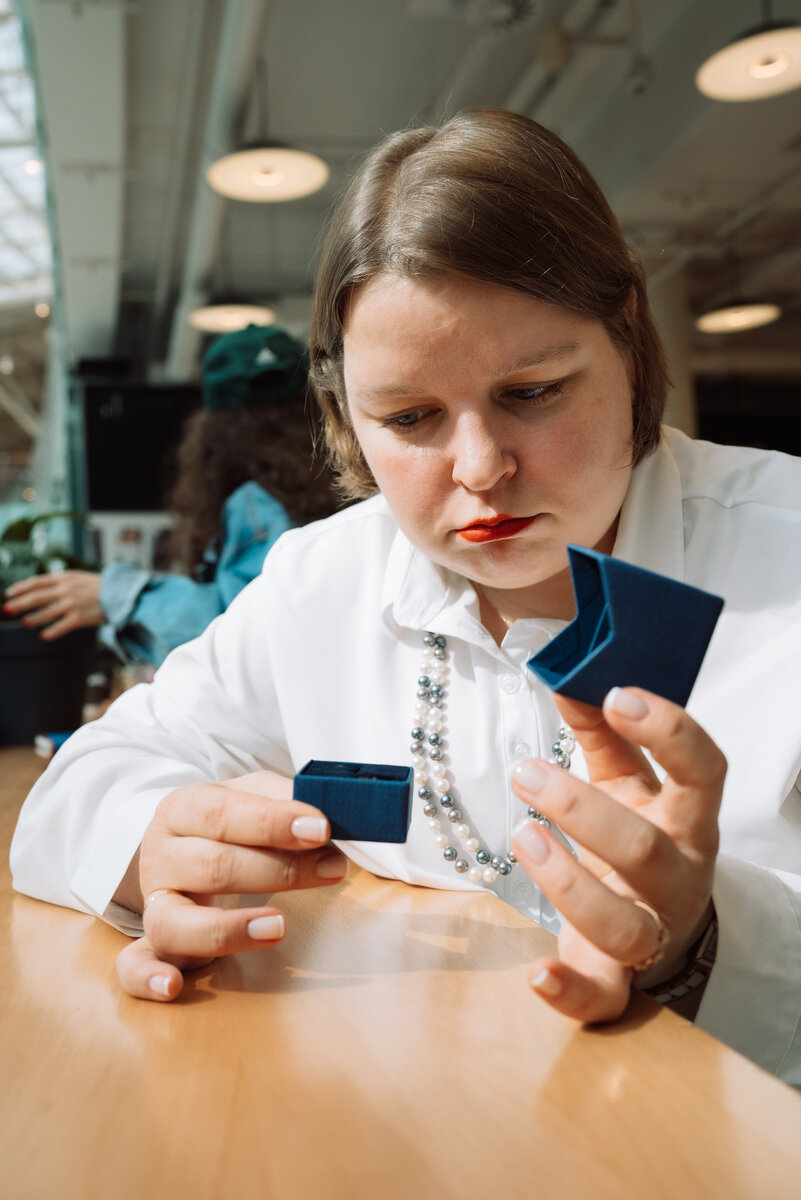 Всем привет! Меня зовут Елена Сокол и я логопед-практик. Я помогаю обычным мамам из нашей с вами жизни заниматься со своими детьми самостоятельно.