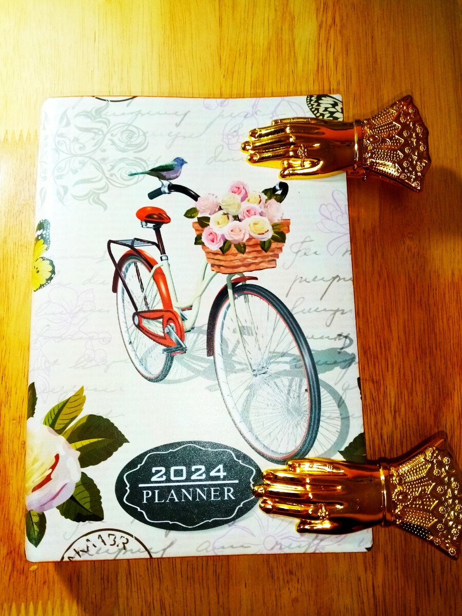 Мне не удалось найти на просторах интернета фотографию такой тетради-звезды. Поэтому показываю вам свой нынешний ежедневник. На данный момент это всё, что я веду. И то для того, чтобы организовать себя и не забывать нужные даты и время. 