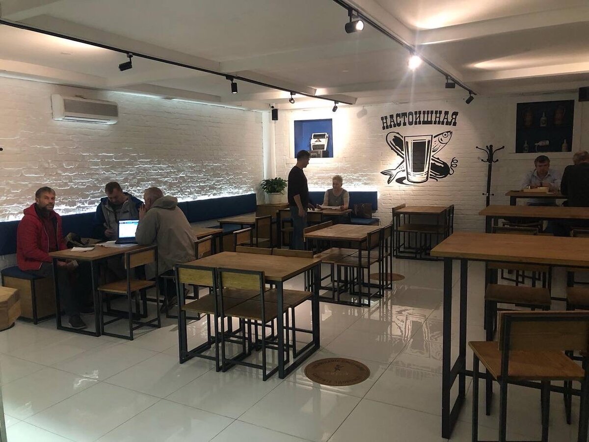 Помещение бара оформлено в светлых тонах .