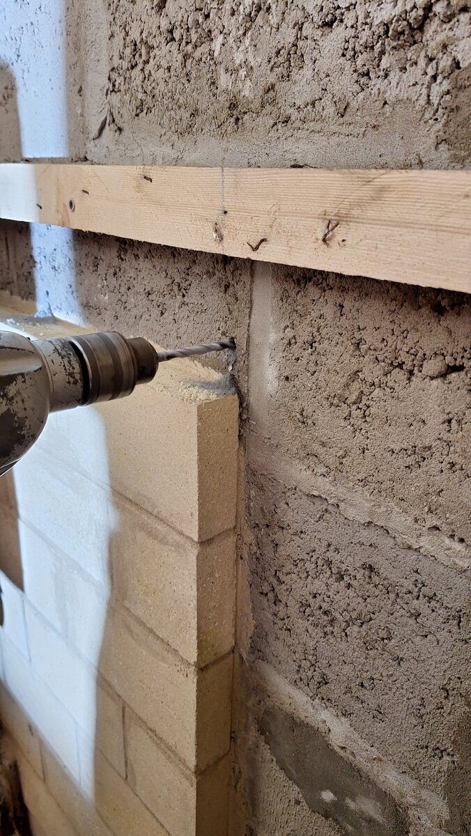 Фото автора. Сверлим отверстия под брус.