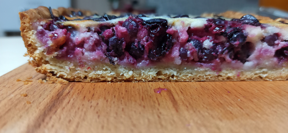 Песочный пирог с вишней и сметанной заливкой. Вкуснейший пирог со сметанной заливкой. Ягодный пирог со сметанной заливкой. Заливной сметанный пирог с ягодами. Смородиновый пирог песочный.