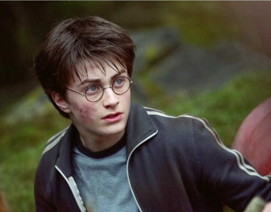 Вот так выглядит Гарри Поттер в узнике Азкабана именно эта 3 часть книга и фильм. Сейчас я покажу вам ещё 1 пример.