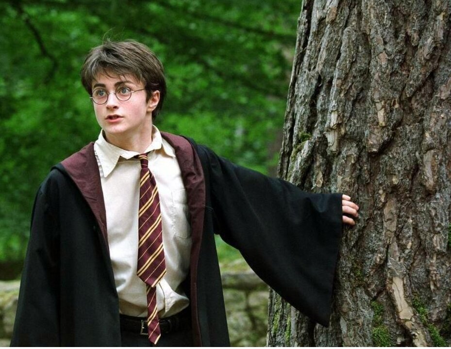 В книге у героя зелёные глаза, а здесь они голубые.