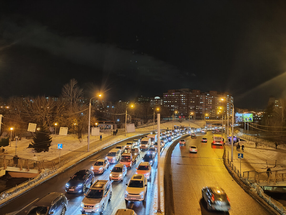 Среди этих людей, стоящих в пробке, не найдётся пары одинаково мыслящих. У всех разный опыт и разное мнение. 
