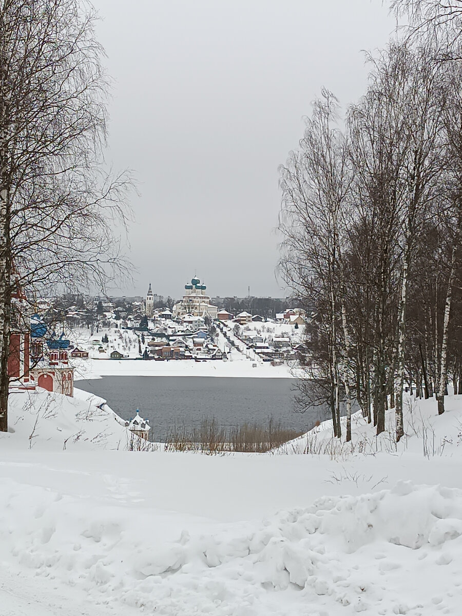 Тутаев. Вид с левого берега на правый и на Воскресенский собор