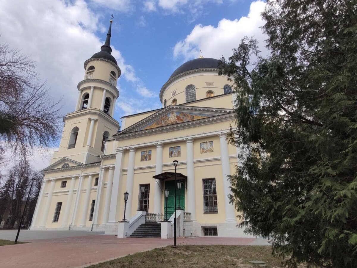 Свято-Троицкий кафедральный собор - храм в городском парке Калуги | Гуляем  и смотрим | Дзен