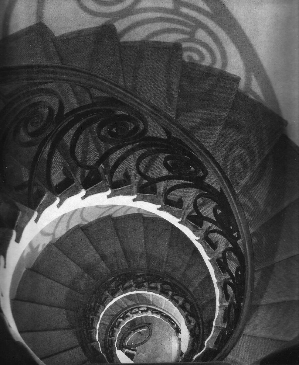 Лестница из кухни в гостиную. 