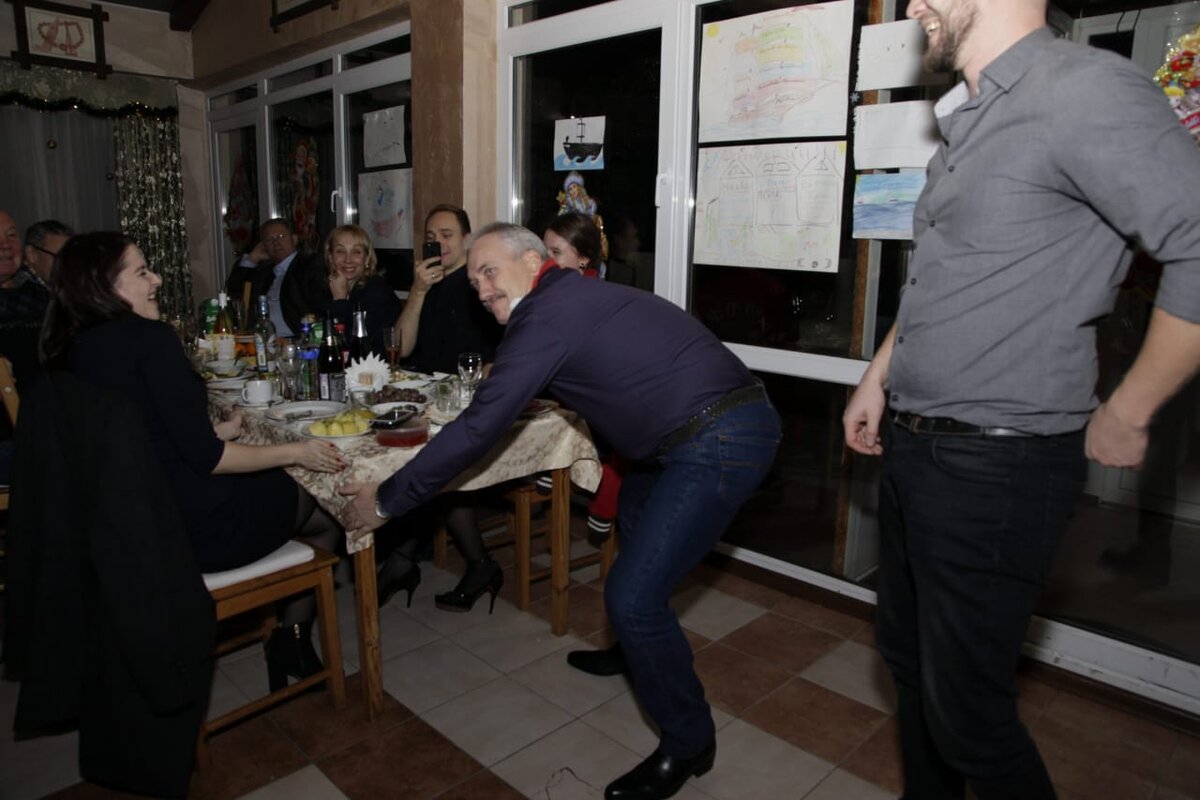 Павел Симигин "зажигает" на одной из вечеринок