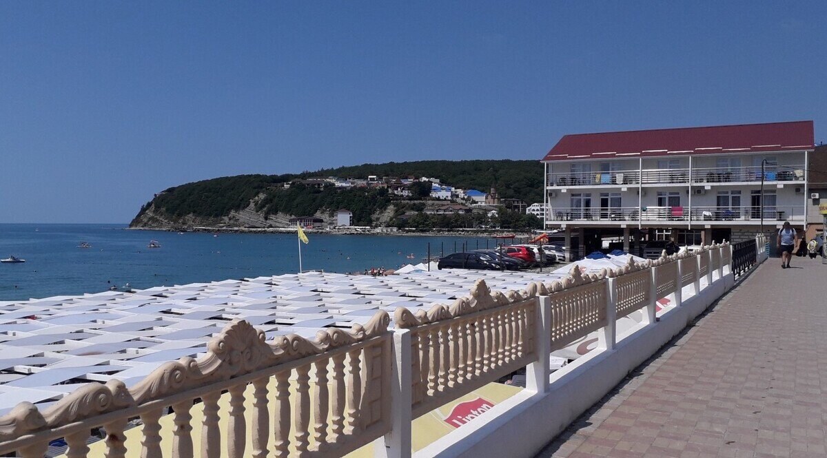 Вид на море и пляж с набережной