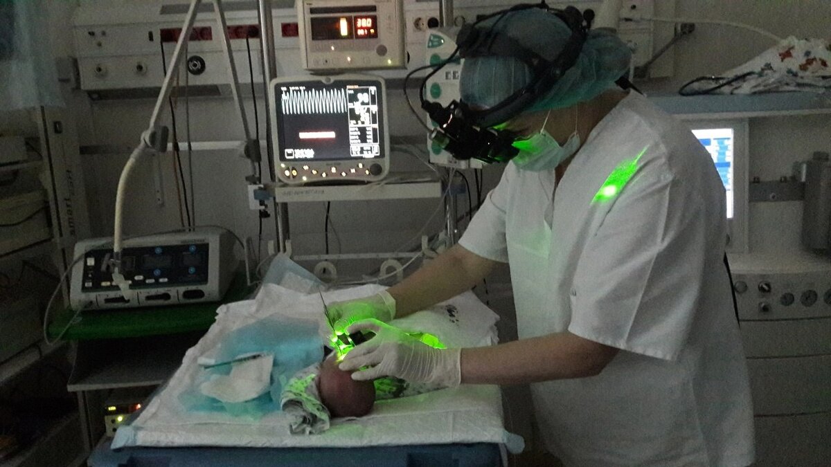    Врачи Югры и Санкт-Петербурга спасли новорожденную с весом чуть более полукилограмма