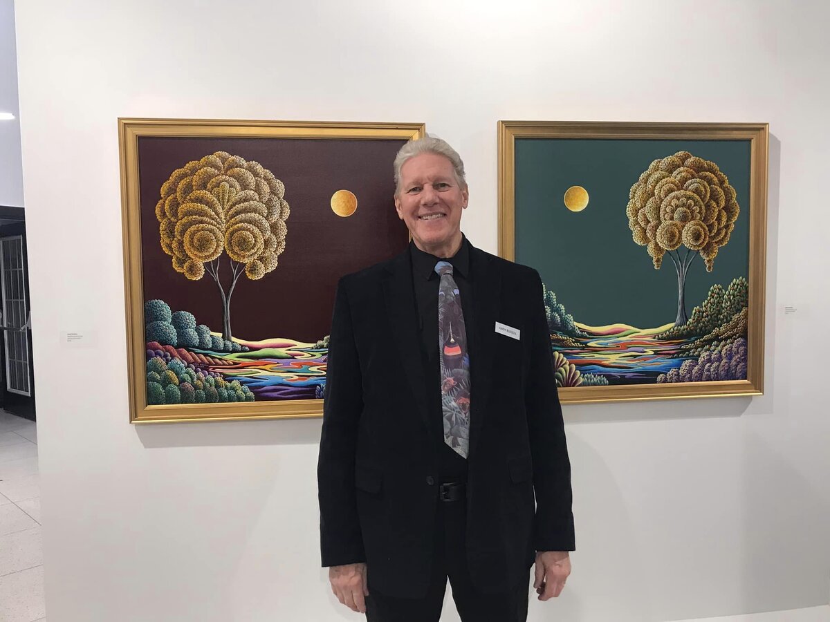 Энди Рассел со своими картинами