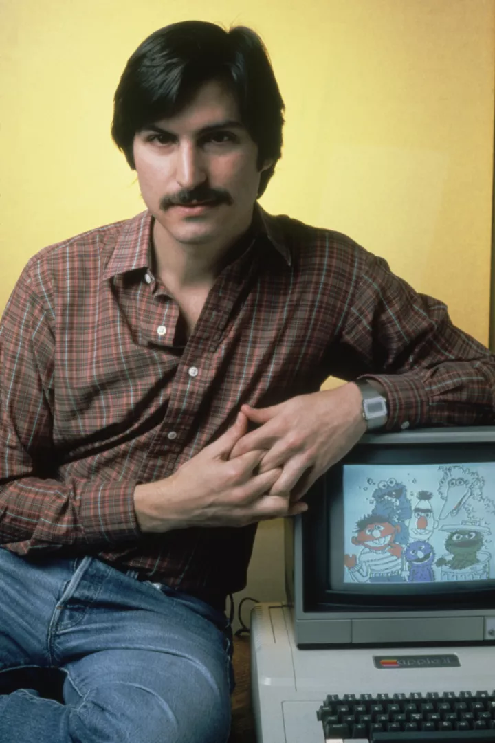 Стив Джобс позирует перед компьютером Apple II , 1981