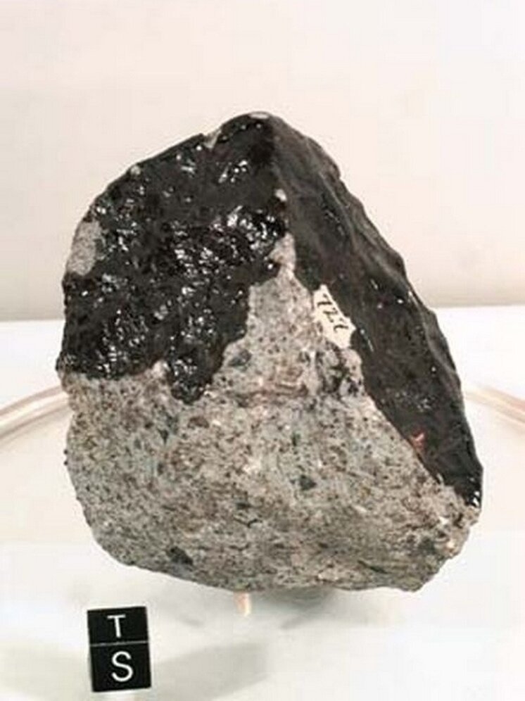     На фото: осколок от метеорита Юртук в Музее внеземного вещества Российской Академии Наук