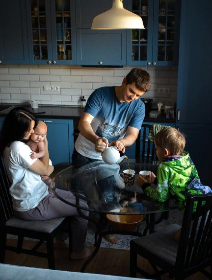 Дети и природа. Как делается семьями. Люди играющие в настольные игры. Крутые семейные фотосессии. Фотосессия большой семьи.