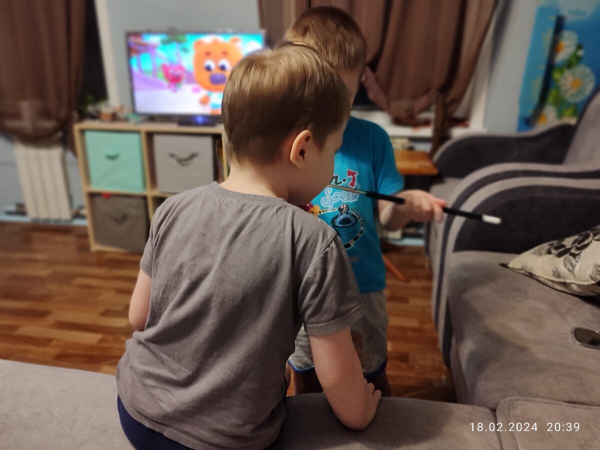 Паша и Вадим, который показывает фокусы. Мне кажется, хорошо мальчишки на фотографии получились, да же? Они тут, хотя бы, в кадр попали