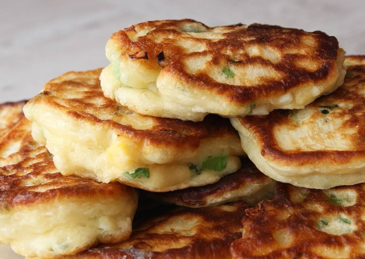 пицца с колбасой. лаваш с колбасой. бутерброды в лаваше. блины ветчина сыр. пирог с копченой колбасой.