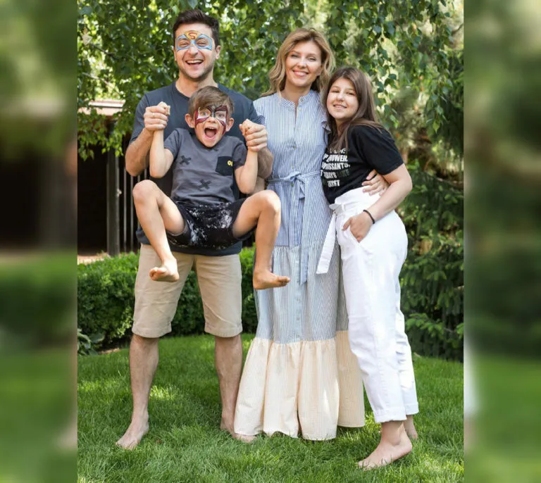 Владимир Зеленский с семьей. Источник изображения: сайт odnaminyta.com