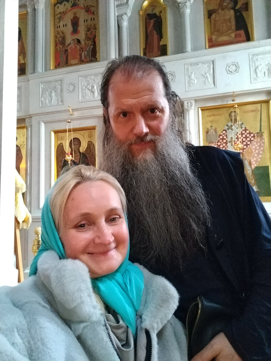 Специально для уважаемых подписчиков, батюшка Артемий Владимиров с радостью согласился🤗, сказал что для него это честь сфотографироваться со мной😁😁😁, батюшка известный шутник и мастер поднимать настроение🤗 Его доброта исцеляет. ✨