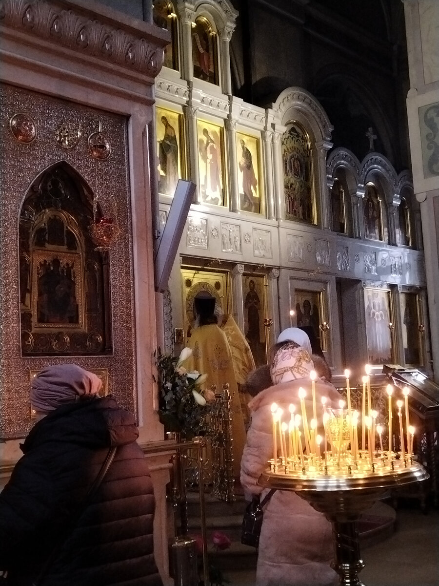 Батюшка Артемий служит