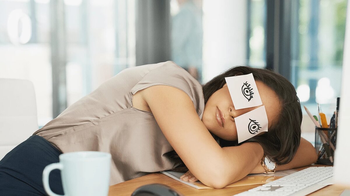 все яндекс.картинки на тему гиперсомния скорее похожи на нарколепсию ( их отключает в любом месте...меня же нет) Я засыпаю в кровати) Ну либо в машине, то есть я могу дотерпеть каким-то чудо, а они-нет. хоть в автобусе стоя может начаться приступ!