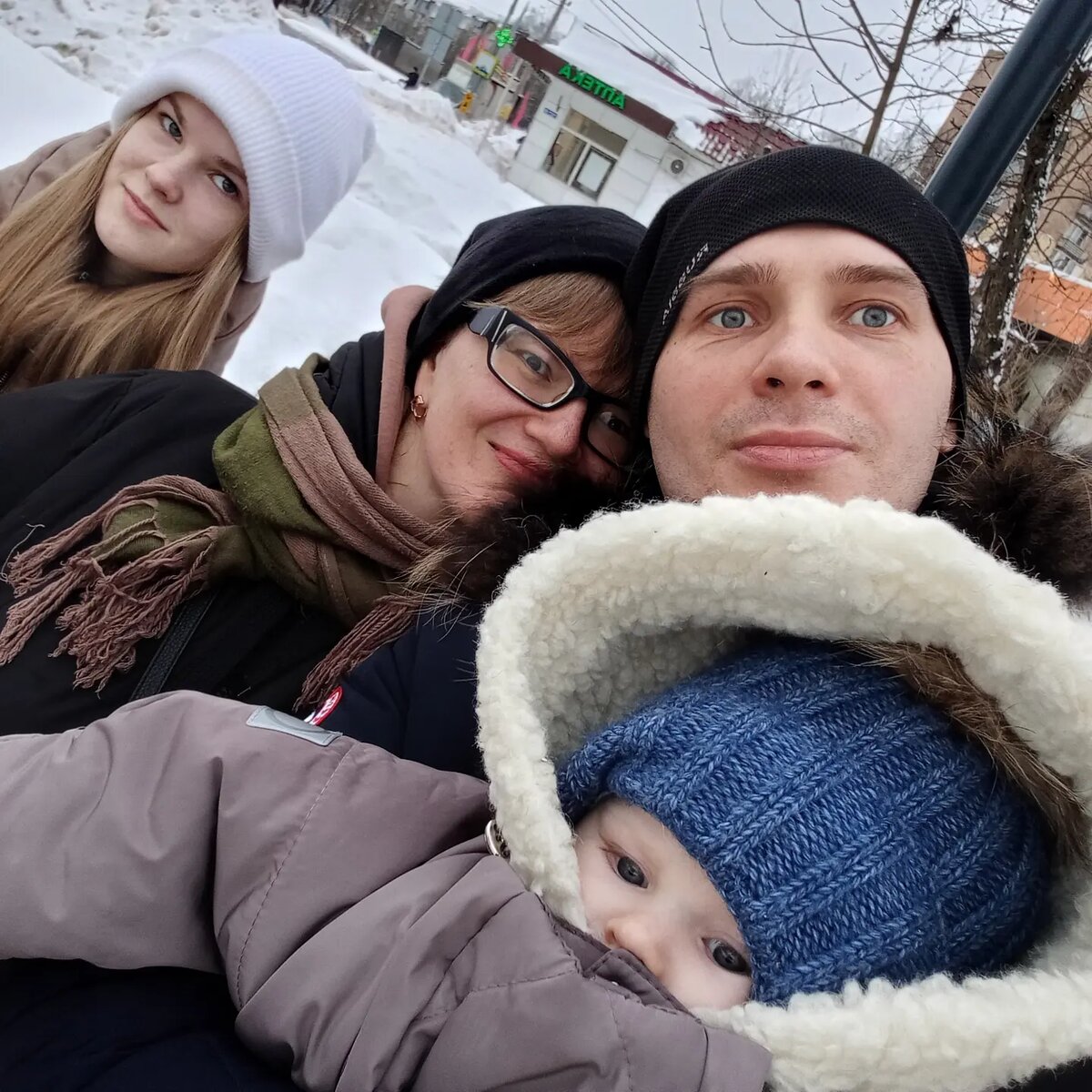 Удалось с Марком сфотографироваться на улице, а то раньше он спал всë время). Хоть запечатлилесь пока он в таком возрасте). 