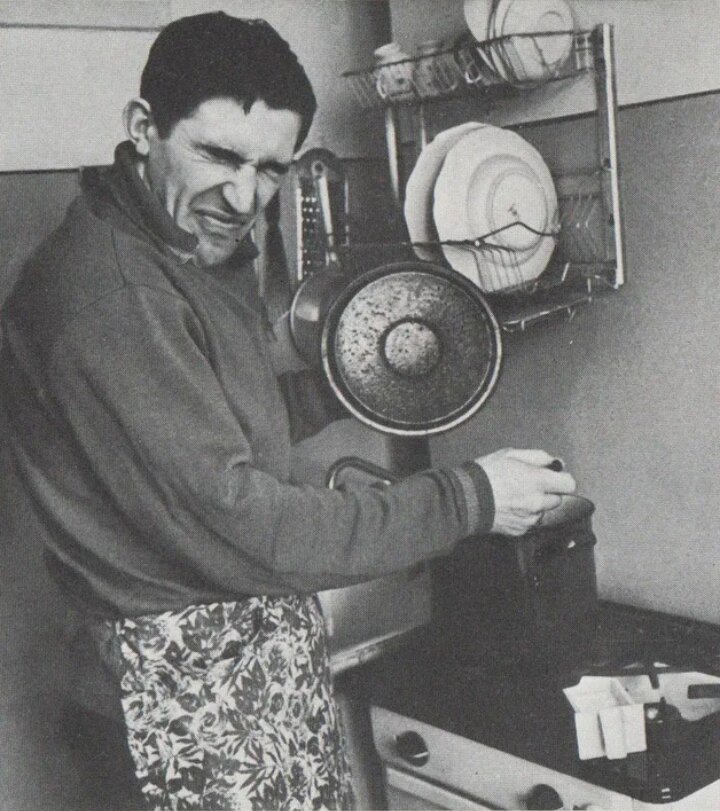 Фото с яндекс.картинки (Анатолий Фирсов на кухне)