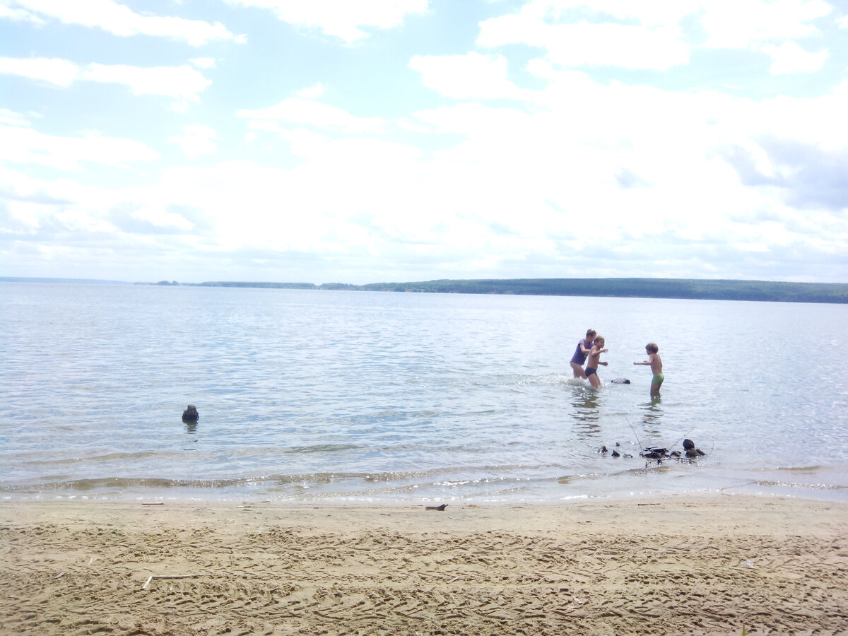 Пляж на берегу водохранилища