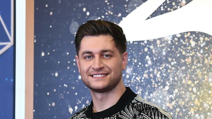 Мужчина с чемоданом. Тебе никто никогда не поможет ты всего должен добиться сам. Настоящий мужчина добьется. Мотиватор для мужчин. Никто тебе не поможет цитаты.