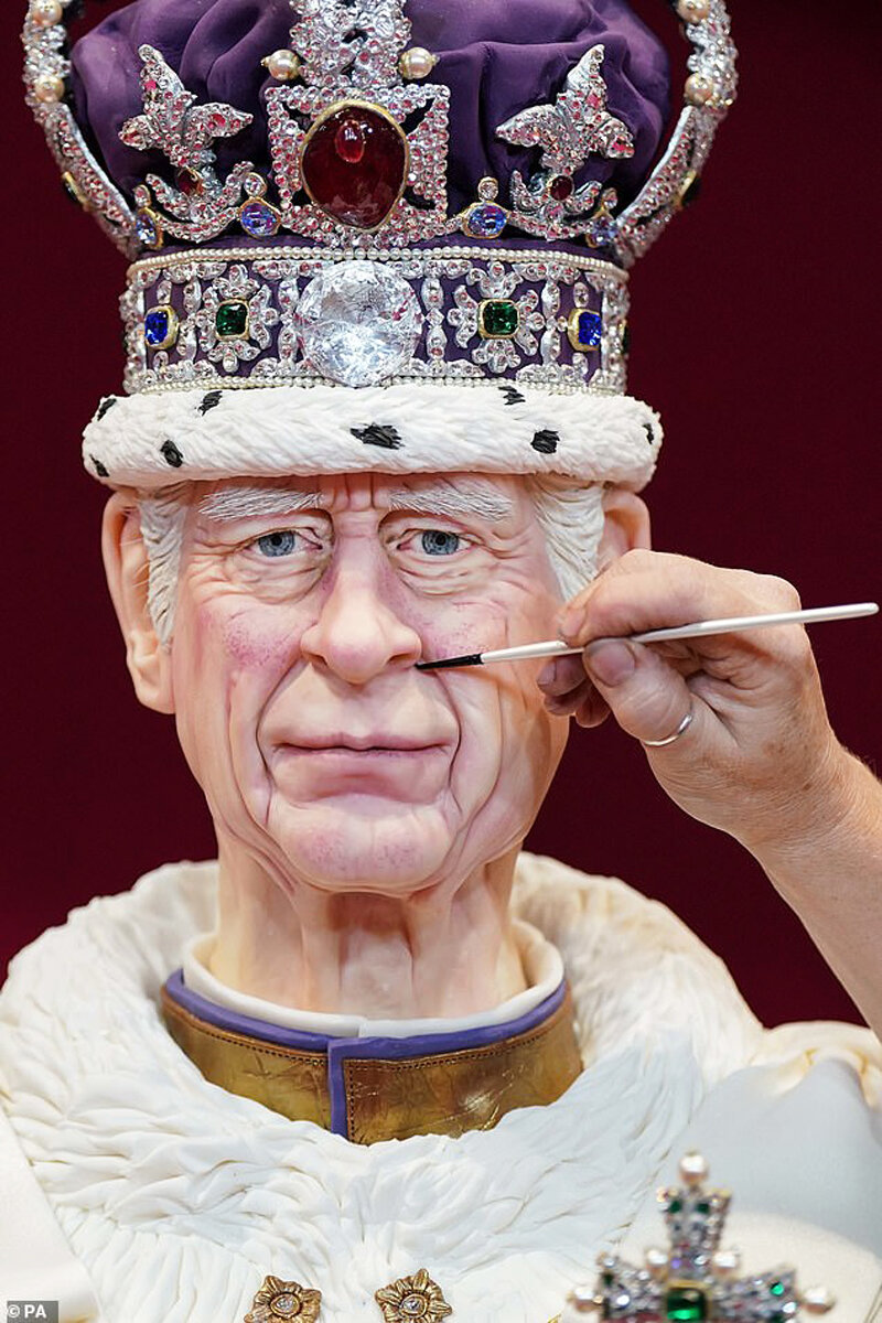 На традиционной выставке кондитерских изделий «Cake International» в Бирмингеме (Англия) главным экспонатом стал торт в виде короля Чарльза, в мантии и короне.-2