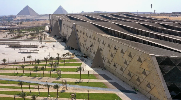 Большой Египетский музей в Гизе, Египет, обещает стать крупнейшим археологическим музеем мира и подлинной туристической жемчужиной.