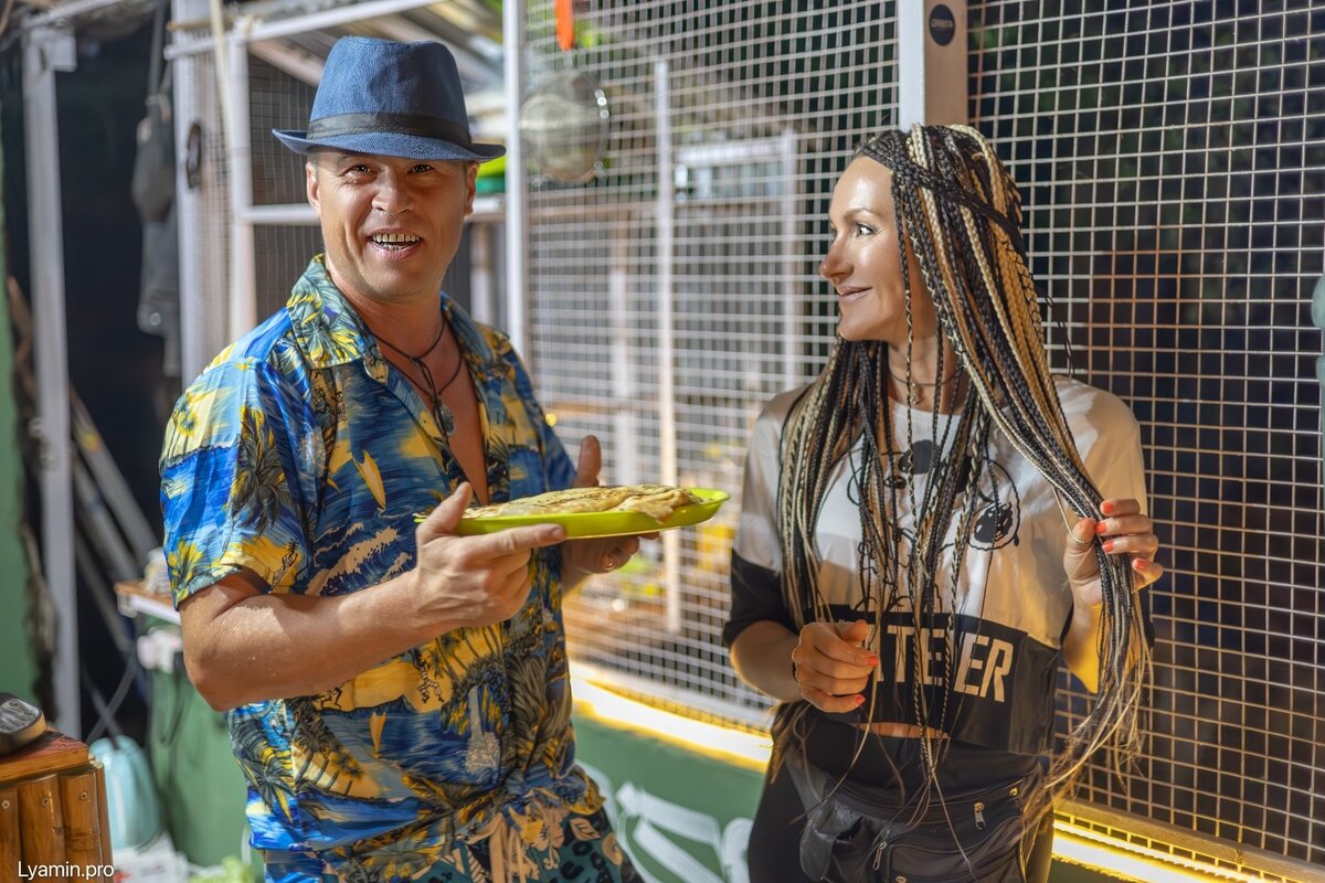 Привет, мы Лёша и Катя. Считаем, что кормить людей - наиболее богоугодный труд