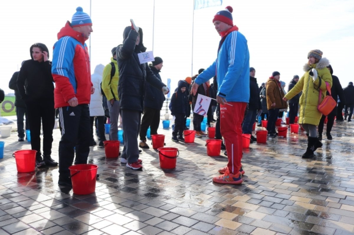    В Воронеже прошло массовое обливание «Быть здоровым - это модно»