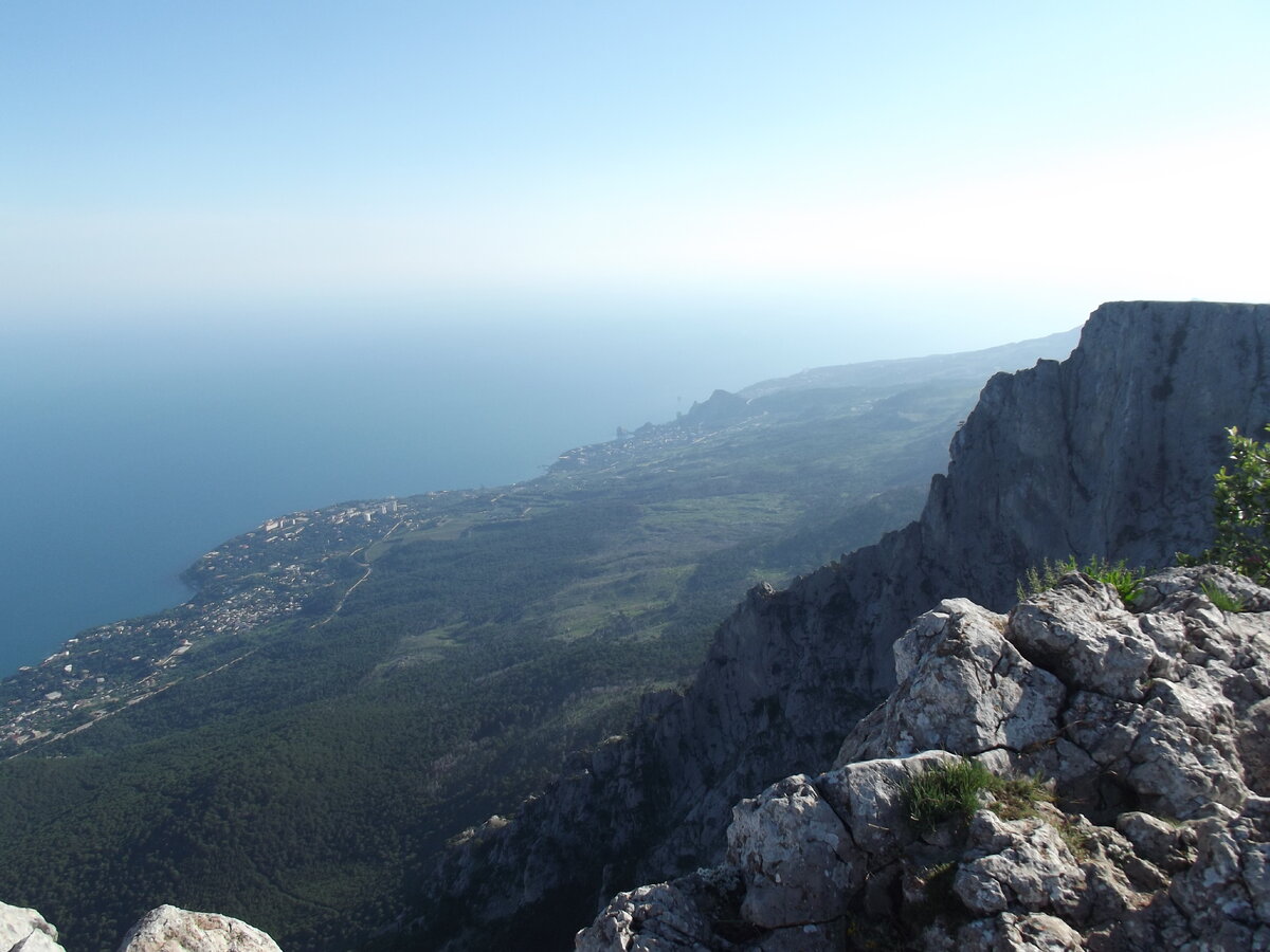 Вид с Ай-Петри на гору Кошка
