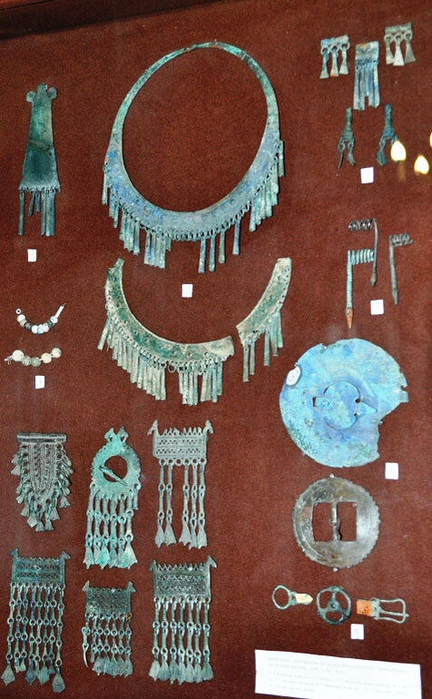 Женские украшения из раскопов Наровчата. Стенд Наровчатского музея.