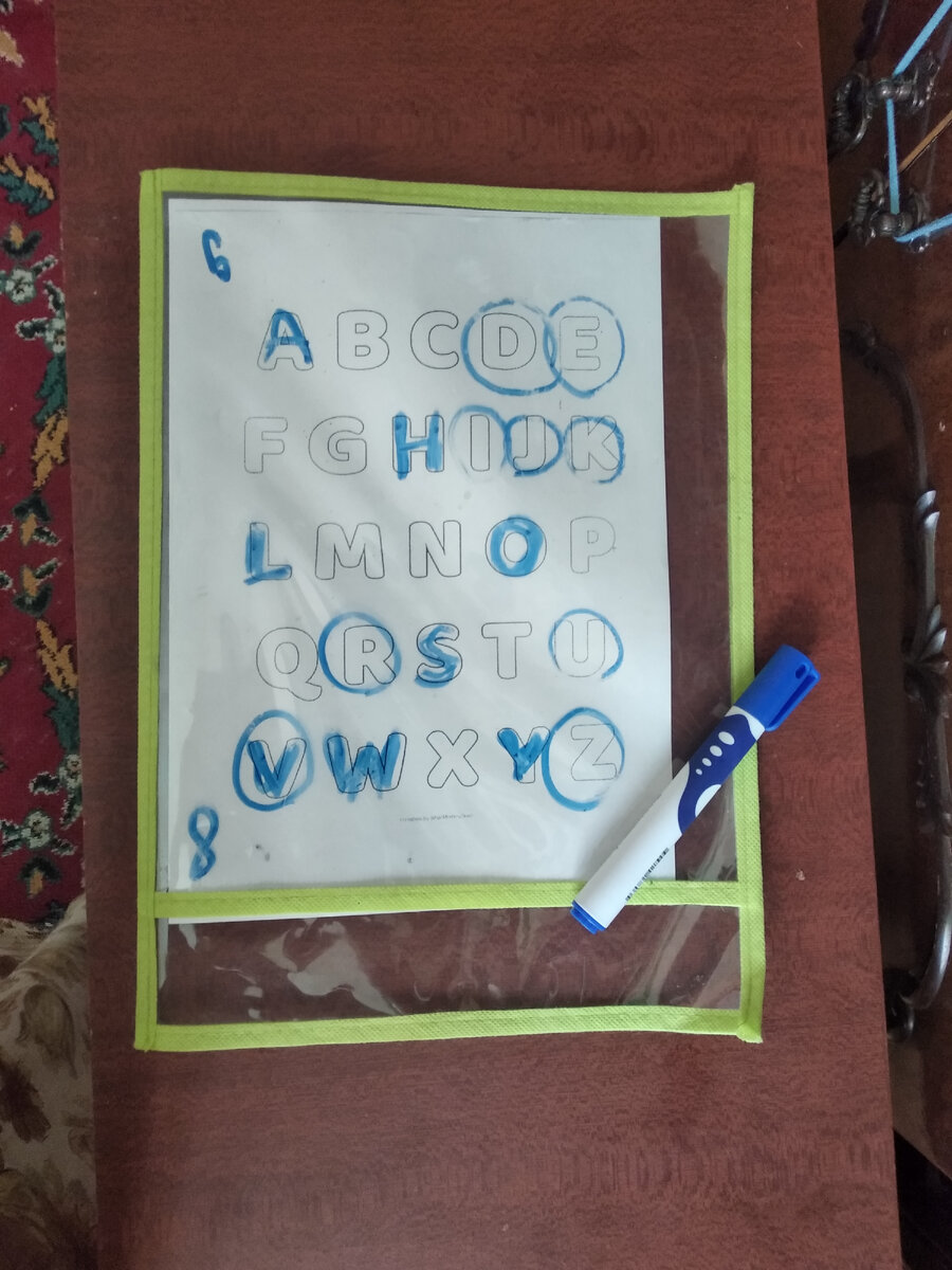 Папка-вкладыш,в которую вставляется распечатка. На файле удобно рисовать маркером, который потом легко удаляется 