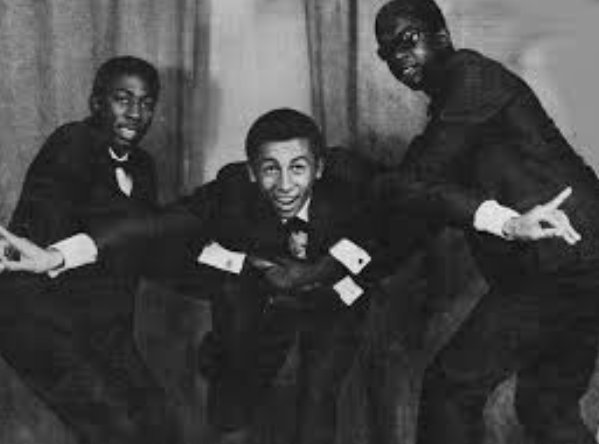 Изначально Боб Марли (слева) и его группа играли ска и выглядели вот так. Позже они меняют свой стиль и начинают играть регги