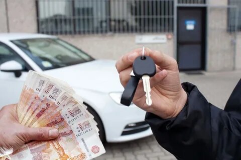 Если машина действительно снята с учёта после утилизации, угона или продажи иностранцу, то ездить на ней нельзя, так как она перестаёт юридически существовать. И неважно, сколько пройдёт времени после подписания ДКП. Езда на такой машине — то же самое, что управление транспортным средством без регистрации. За это предусмотрена административная ответственность по статье 12.1 КоАП РФ: штраф от 500 до 800 рублей, а при повторном нарушении — 5000 рублей или лишение прав на срок от 1 до 3 месяцев. То есть все перемещения автомобиля можно осуществлять только на эвакуаторе.