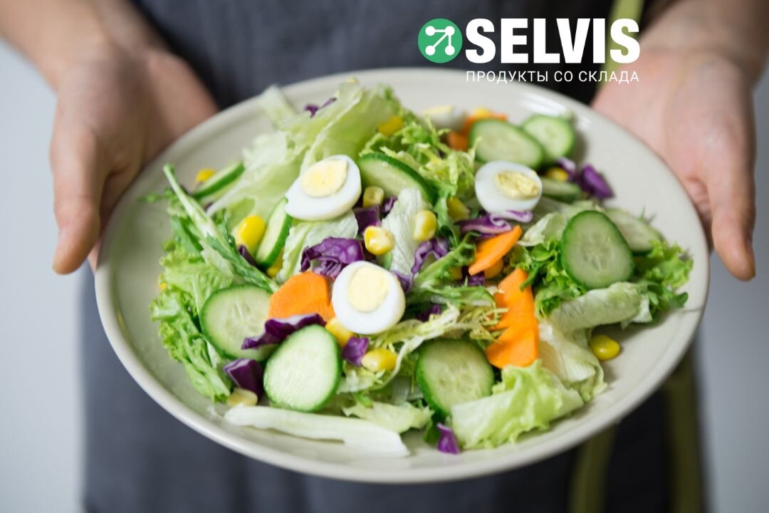 Для вашего удобства разделили рецепты по категориям: салаты с рыбой и морепродуктами, овощные салаты, мясные салаты, салаты с курицей.