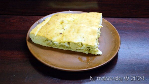 Пирог с налимом и яйцами с луком