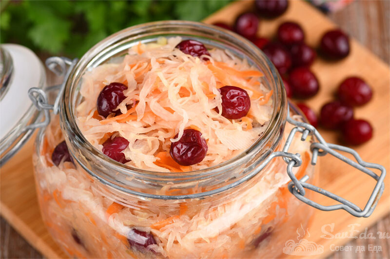 Квашеная капуста с клюквой (кисленькая, хрустящая и очень вкусная)