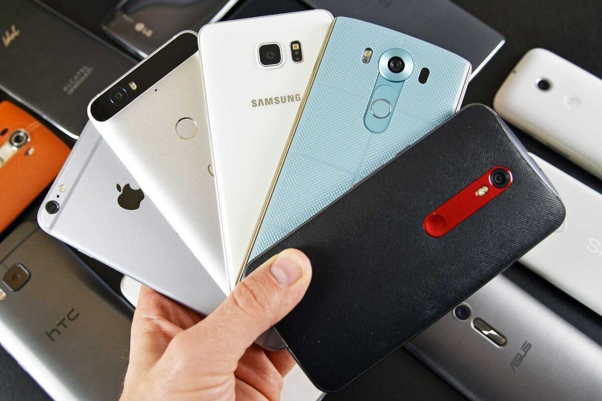 Айфон 5s в руке. Почему айфонов несколько. Почему айфонов несколько. Iphone 2g. Модели айфонов.