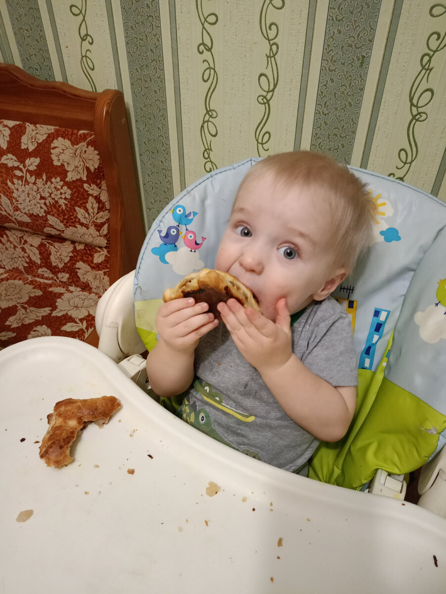 У меня как всегда подгорело, но его это не остановило