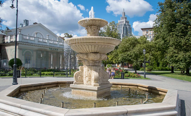 Стены и башни московского кремля. Ммдц москва-сити. Находимся в самом центре. Воскресенские ворота на красной площади нулевой километр. Находимся в самом центре.