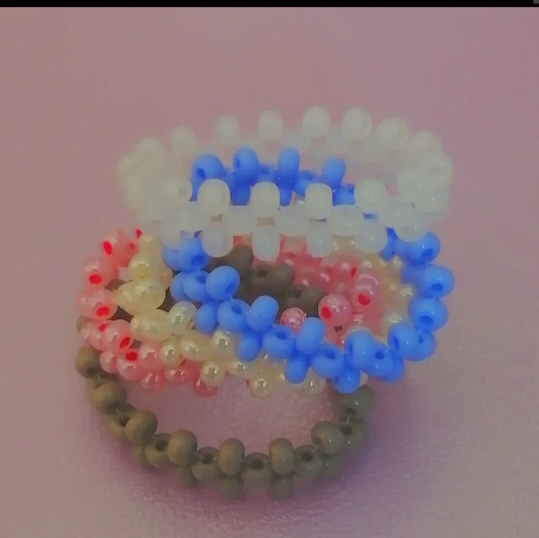 Кольца из бисера. Кольца и браслеты из бисера. Как плести кольцо из бисера. Красивые кольца из бисера. Красивые украшения из бисера.