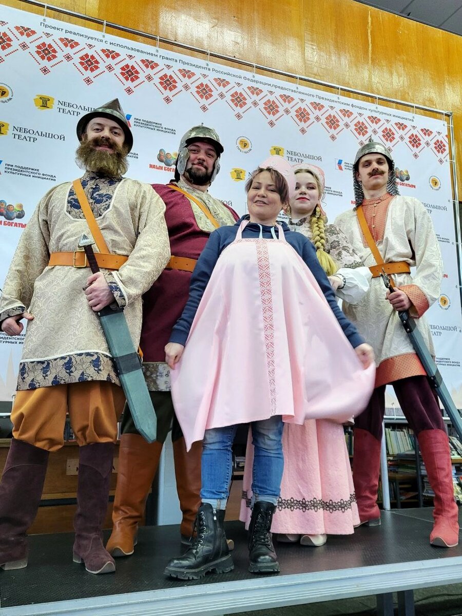 Тот случай, когда не смог смириться с тем, что ты взрослый и тебя не нарядили в кокошник 😁