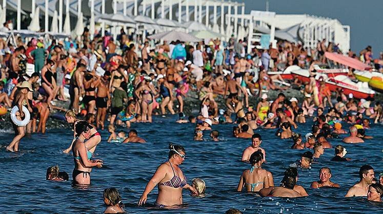     После ограничения выездного туризма российские черноморские курорты в этом году с трудом справились с наплывом отдыхающих