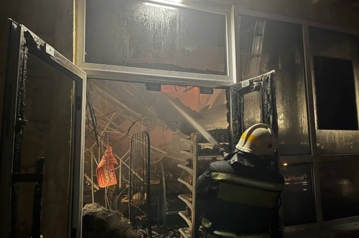    Рынок на Тулака горит в Советском районе Волгограда