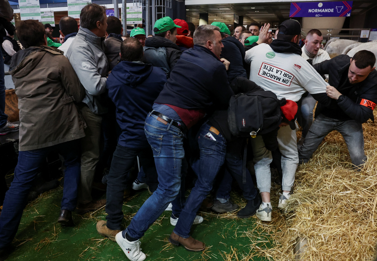 Фермеры прорвали полицейское оцепление