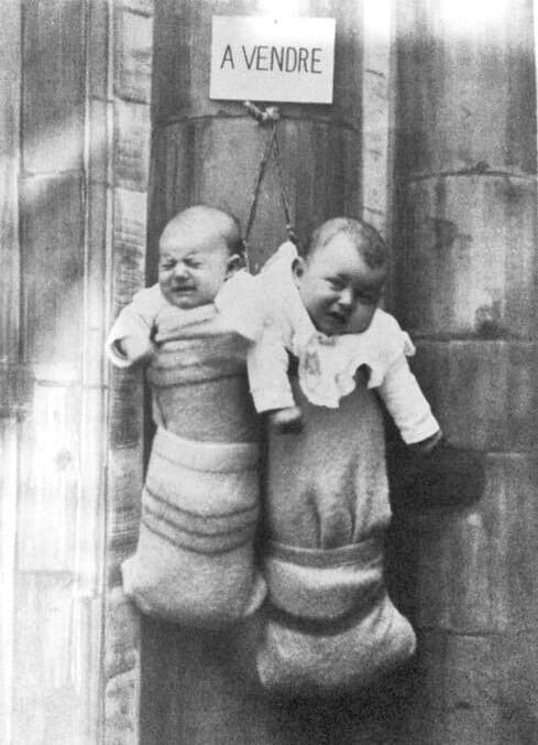Дети, которые из-за бедности и голода оказались подвешенными на гвоздях.